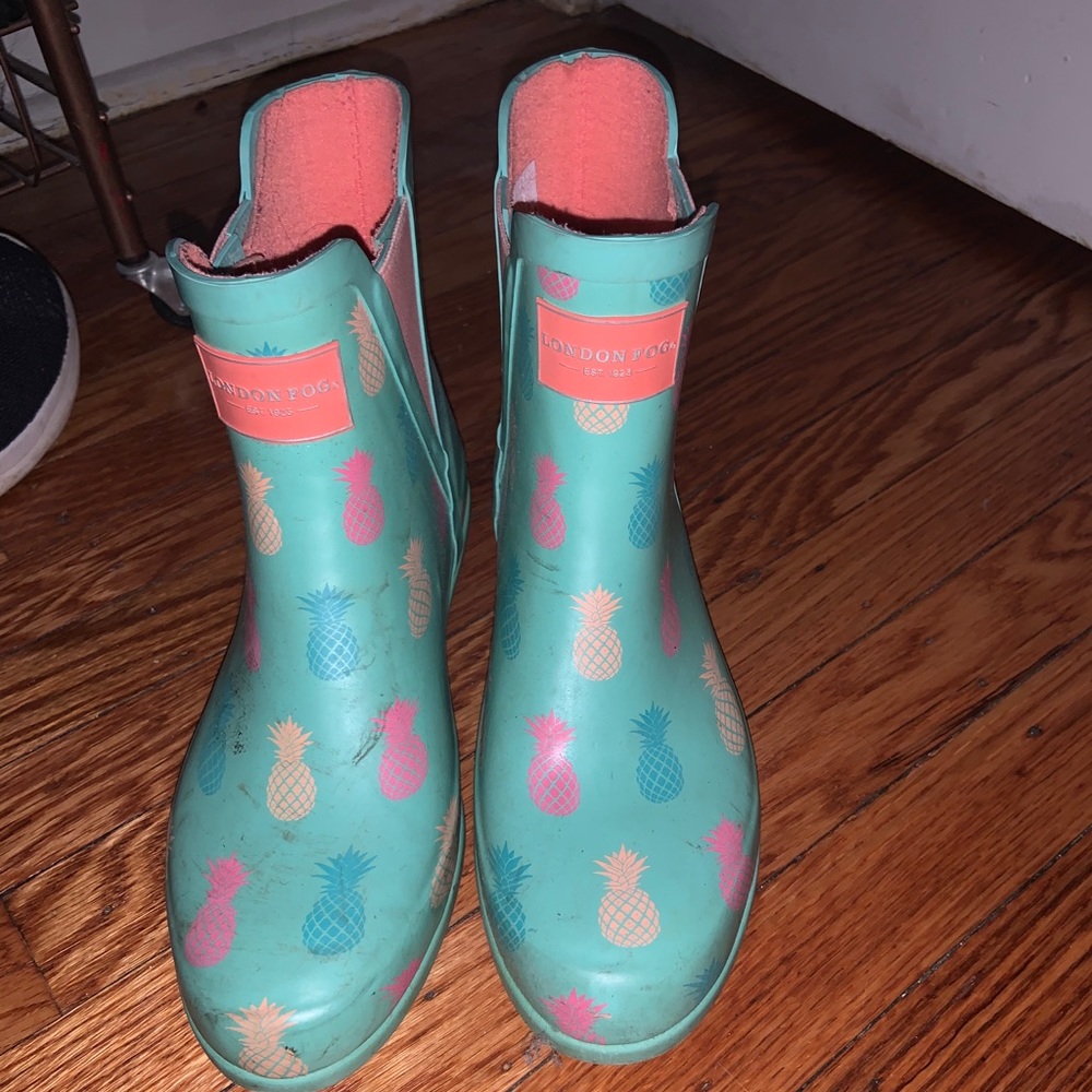 Women’s London Fog rain boots size 8 pineapples